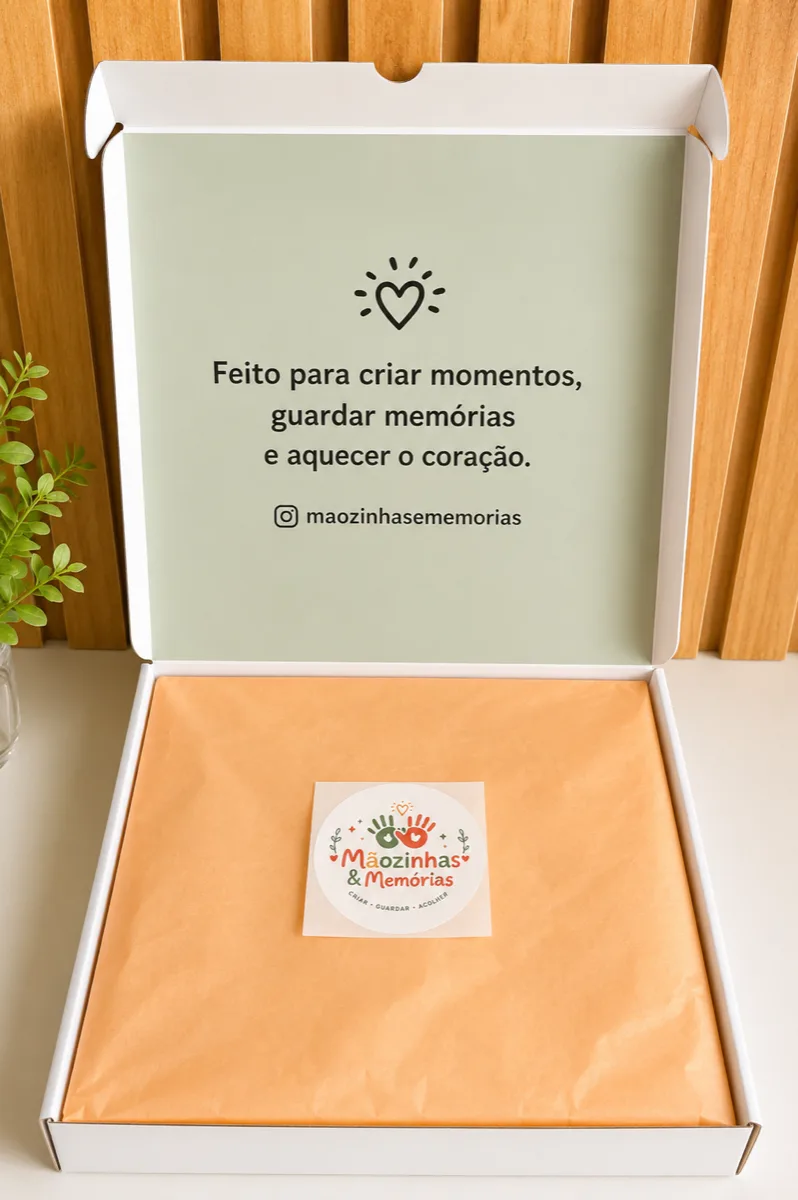 Caixa aberta com papel seda e selo da marca
